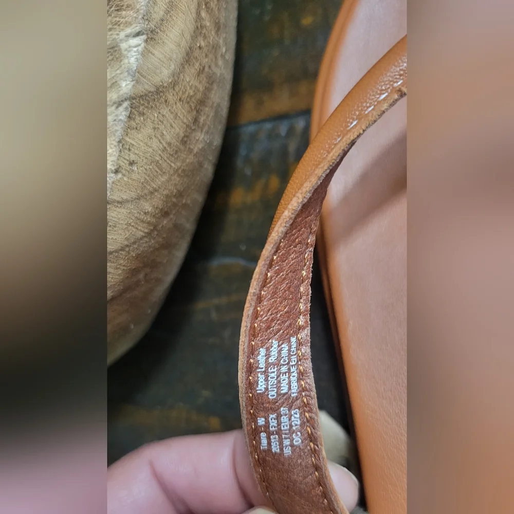 OLUKAI Tiare Fox Leather Flip Flops Size 7 - Picture 15 of 15